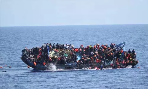 அகதிகளை ஏற்றிச்சென்ற படகு கடலில் கவிழ்ந்து விபத்து - 40 பேர் பலி