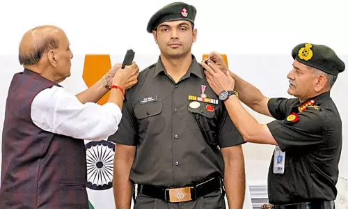 ஈட்டி எறிதல் வீரர் நீரஜ்சோப்ராவுக்கு ராணுவத்தில் உயரிய பதவி - ராஜ்நாத் சிங் பாராட்டு