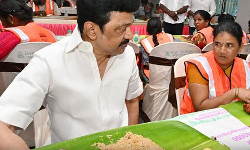 தூய்மைப் பணியாளர்களுக்கு உணவு வழங்க ரூ.186 கோடி ஒதுக்கீடு செய்து அரசாணை வெளியீடு தூய்மைப் பணியாளர்களுக்கு உணவு வழங்க ரூ.186 கோடி ஒதுக்கீடு செய்து அரசாணை வெளியீடு