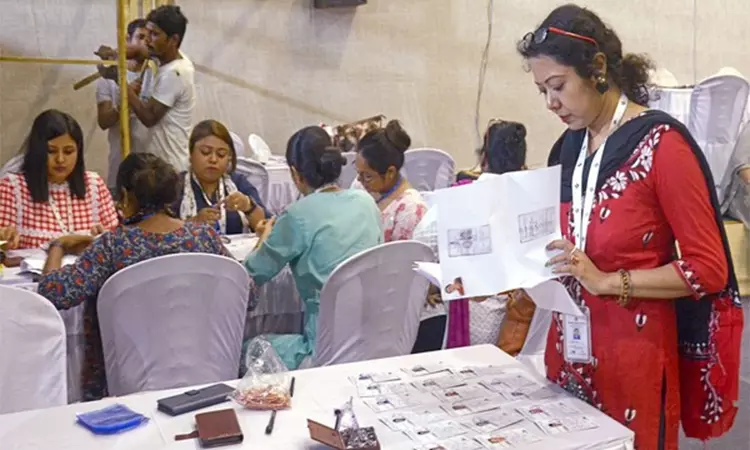 மேற்கு வங்காளத்தில் 1,000 வாக்குச்சாவடி அதிகாரிகளுக்கு நோட்டீஸ் - தேர்தல் ஆணையம் நடவடிக்கை