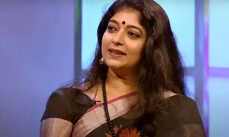 50 வயதை கடந்தும் நடிகை சித்தாரா தனி ஆளாக சுற்றுவது ஏன்? 50 வயதை கடந்தும் நடிகை சித்தாரா தனி ஆளாக சுற்றுவது ஏன்?