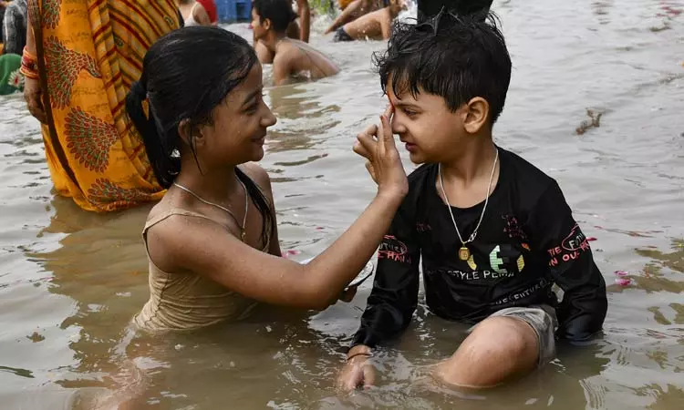 எம துவிதியை கொண்டாட்டம்.. யமுனையில் நீராடி சகோதரர்களை வாழ்த்திய பெண்கள் எம துவிதியை கொண்டாட்டம்.. யமுனையில் நீராடி சகோதரர்களை வாழ்த்திய பெண்கள்