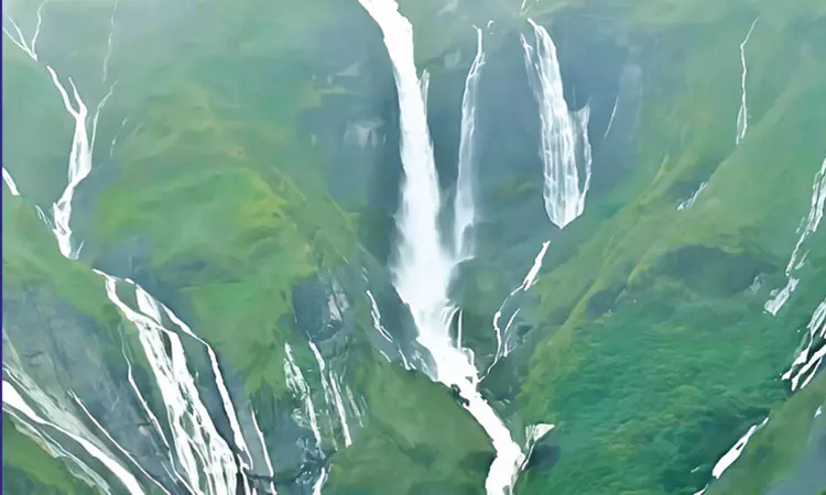 மழையால் மலையில் தோன்றிய திடீர் அருவிகள்