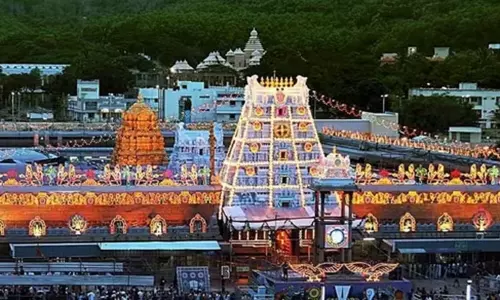 வி.ஐ.பி. பிரேக் தரிசன டிக்கெட்டுகள் வாங்கி தருவதாக கூறி திருப்பதியில் ரூ.4 லட்சம் மோசடி