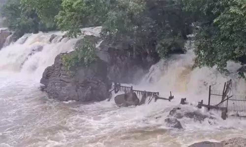 ஒகேனக்கல் காவிரியில் நீர்வரத்து அதிகரிப்பு - சுற்றுலா பயணிகள் குளிக்க தடை நீட்டிப்பு