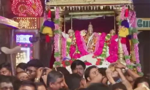 திருச்செந்தூர் கந்த சஷ்டி விழா 2-ம் நாள்: தங்க சப்பரத்தில் ஜெயந்திநாதர் வீதிஉலா