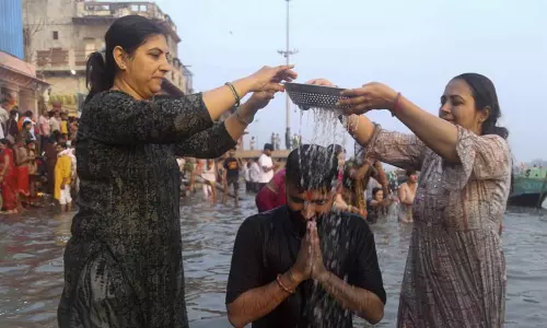 எம துவிதியை கொண்டாட்டம்.. யமுனையில் நீராடி சகோதரர்களை வாழ்த்திய பெண்கள் எம துவிதியை கொண்டாட்டம்.. யமுனையில் நீராடி சகோதரர்களை வாழ்த்திய பெண்கள்