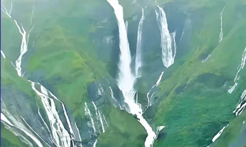 மழையால் மலையில் தோன்றிய திடீர் அருவிகள்