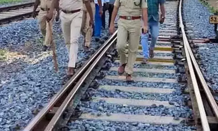 தண்டவாளத்தில் குண்டு வெடிப்பு - ரெயில் சேவை பாதிப்பு