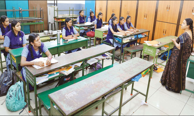 தீபாவளி முடிந்து பள்ளிகள் திறப்பு: திருப்பூரில் குறைந்த எண்ணிக்கையில் மாணவர்கள் வருகை