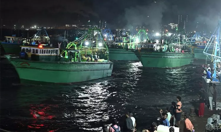 தூத்துக்குடியில் இன்று மீனவர்கள் கடலுக்கு சென்றனர் தூத்துக்குடியில் இன்று மீனவர்கள் கடலுக்கு சென்றனர்