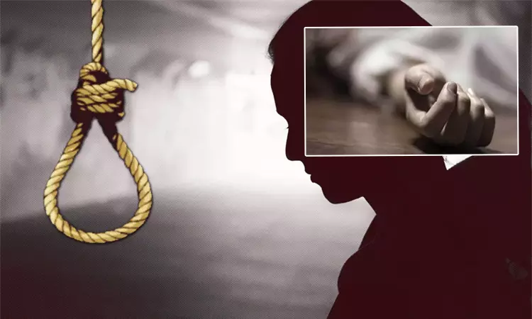 போலீஸ்காரர்கள் பாலியல் துன்புறுத்தல்... உள்ளங்கையில் குறிப்பு எழுதிவைத்து அரசு பெண் டாக்டர் தற்கொலை போலீஸ்காரர்கள் பாலியல் துன்புறுத்தல்... உள்ளங்கையில் குறிப்பு எழுதிவைத்து அரசு பெண் டாக்டர் தற்கொலை