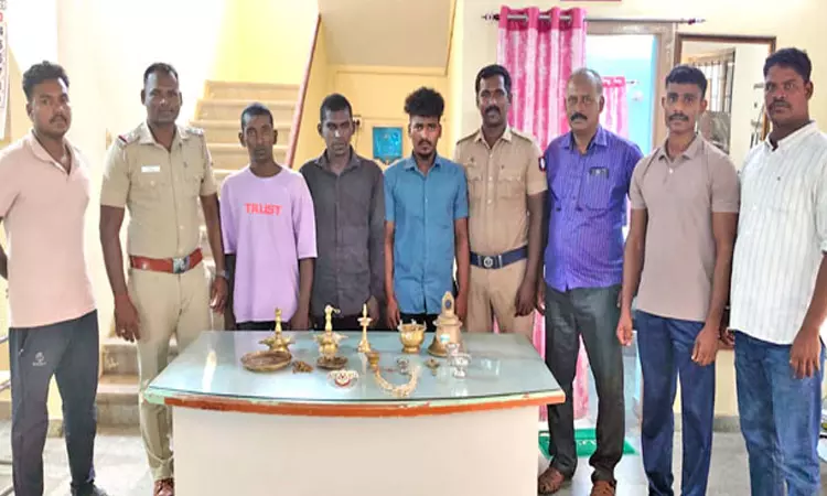 கோவிலில் பூட்டை உடைத்து திருடிய 3 பேர் கைது: பூஜை பொருட்கள் மீட்பு கோவிலில் பூட்டை உடைத்து திருடிய 3 பேர் கைது: பூஜை பொருட்கள் மீட்பு