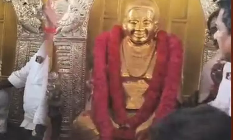 முத்துராமலிங்கத்தேவர் சிலைக்கு தங்க கவசம் அணிவிப்பு முத்துராமலிங்கத்தேவர் சிலைக்கு தங்க கவசம் அணிவிப்பு