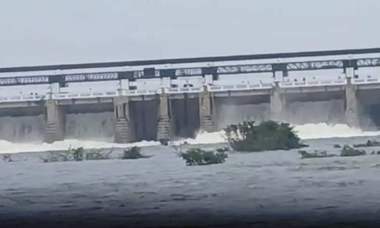 பூண்டி ஏரியில் இருந்து 10,000 கனஅடி நீர் திறப்பு பூண்டி ஏரியில் இருந்து 10,000 கனஅடி நீர் திறப்பு