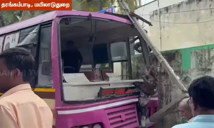 ஓட்டுநருக்கு திடீர் வலிப்பு; மின் கம்பம் மீது பஸ் மோதியதால் பரபரப்பு ஓட்டுநருக்கு திடீர் வலிப்பு; மின் கம்பம் மீது பஸ் மோதியதால் பரபரப்பு