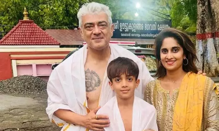 கேரளா: ஊட்டுகுளங்கர பகவதி கோவிலில் குடும்பத்துடன் சாமி தரிசனம்: அஜித்தின் டாட்டூ புகைப்படம் வைரல் கேரளா: ஊட்டுகுளங்கர பகவதி கோவிலில் குடும்பத்துடன் சாமி தரிசனம்: அஜித்தின் டாட்டூ புகைப்படம் வைரல்