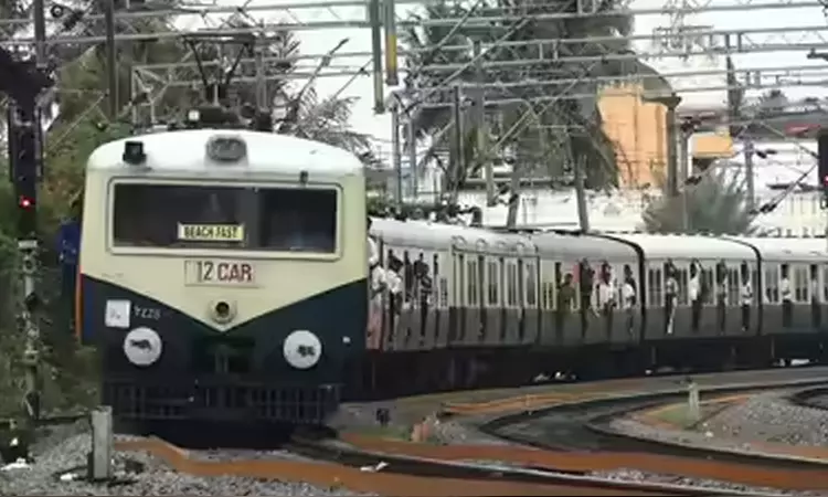 சென்னை: எருமை மாடு மீது மோதிய மின்சார ரெயில் சென்னை: எருமை மாடு மீது மோதிய மின்சார ரெயில்