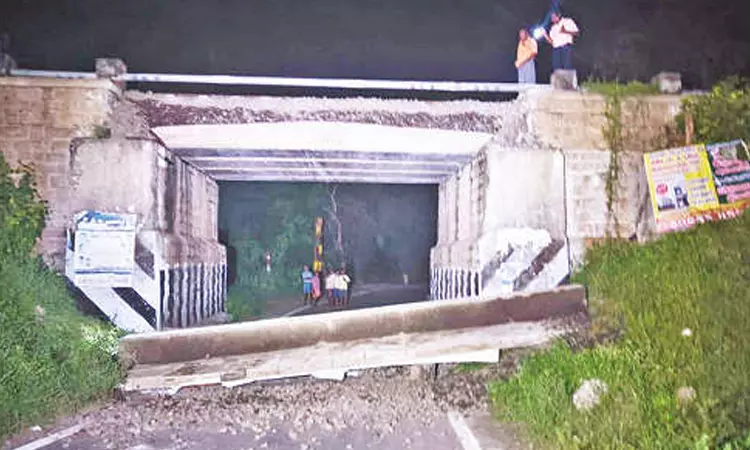 ஈரோடு: நுழைவுபால சுவர் இடிந்து விழுந்ததால் ரெயில் சேவை பாதிப்பு