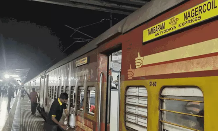 என்ஜினில் கோளாறு: அந்தியோதயா எக்ஸ்பிரஸ் ரெயில் நடுவழியில் நிறுத்தம்