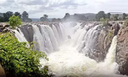 ஒகேனக்கல் காவிரி ஆற்றில் நீர் வரத்து அதிகரிப்பு ஒகேனக்கல் காவிரி ஆற்றில் நீர் வரத்து அதிகரிப்பு