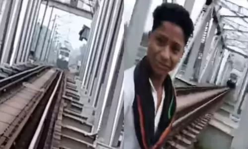தண்டவாளத்தில் நின்று ரீல்ஸ் எடுத்த சிறுவன் ரெயில் மோதி பலி