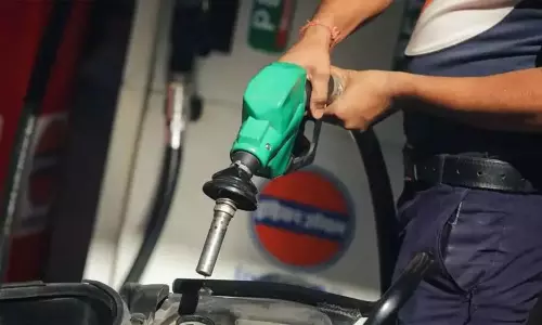 ரஷிய எண்ணை நிறுவனங்களுக்கு அமெரிக்கா தடை; இந்தியாவில் பெட் ரோல், டீசல் விலை உயரும் அபாயம்