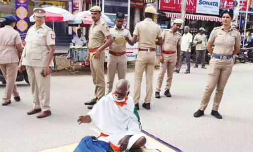 சாலையில் படுத்து போராட்டம்: கோவில்பட்டியில் சமூக ஆர்வலர் கைது சாலையில் படுத்து போராட்டம்: கோவில்பட்டியில் சமூக ஆர்வலர் கைது