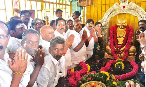 வங்கியில் இருந்து எடுக்கப்பட்ட தேவரின் தங்கக்கவசம்: பசும்பொன் கொண்டு சென்று சிலைக்கு அணிவிப்பு