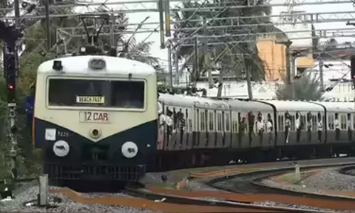 சென்னை: எருமை மாடு மீது மோதிய மின்சார ரெயில் சென்னை: எருமை மாடு மீது மோதிய மின்சார ரெயில்