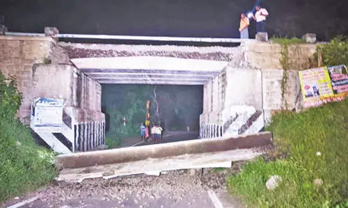 ஈரோடு: நுழைவுபால சுவர் இடிந்து விழுந்ததால் ரெயில் சேவை பாதிப்பு