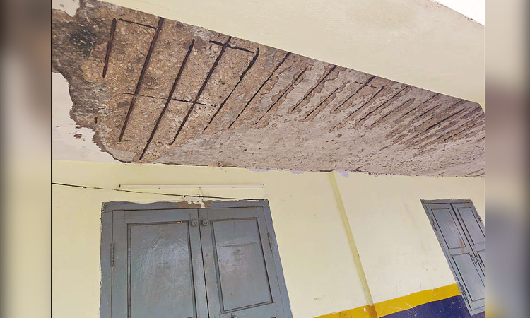 'தினத்தந்தி' செய்தி எதிரொலி: வளையகாரனூர் அரசு பள்ளி மேற்கூரையை சீரமைக்க ஏற்பாடு