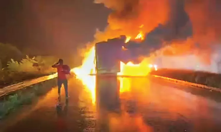 கர்னூல்: ஆம்னி பஸ் தீ விபத்தில் 20-க்கும் மேற்பட்டோர் பலிக்கு இதுவா காரணம்...? அதிர்ச்சி தகவல் வெளியீடு கர்னூல்: ஆம்னி பஸ் தீ விபத்தில் 20-க்கும் மேற்பட்டோர் பலிக்கு இதுவா காரணம்...? அதிர்ச்சி தகவல் வெளியீடு