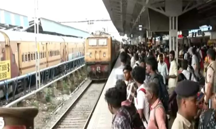 ரெயில் நிலையங்களில் கூட்ட நெரிசலை தவிர்க்க சிறப்பு திட்டம் - சென்னை எழும்பூரில் விரைவில் அமல்