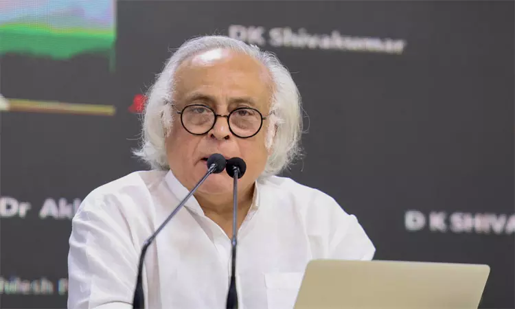 அதானி குழுமத்தில் முதலீடு செய்ய எல்ஐசி-க்கு நிர்பந்தமா?  காங்கிரஸ் கிடுக்கிப்பிடி கேள்வி