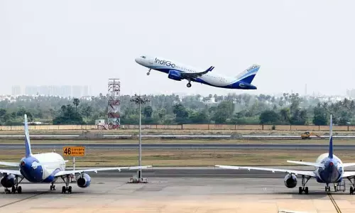 சென்னையில் இருந்து புறப்பட்ட விமானத்தின் அவசர கால கதவை திறக்க முயன்ற பயணி