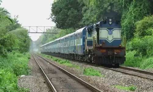 தென்மாவட்ட ரெயில்களில் அரையாண்டு விடுமுறைக்கான டிக்கெட் முன்பதிவு விறுவிறுப்பு தென்மாவட்ட ரெயில்களில் அரையாண்டு விடுமுறைக்கான டிக்கெட் முன்பதிவு விறுவிறுப்பு