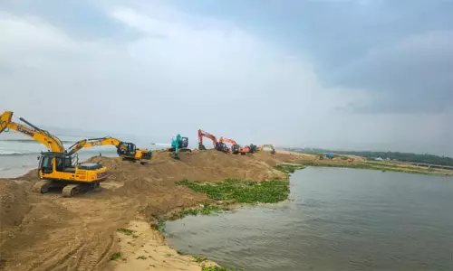 அடையாறு ஆற்றின் முகதுவாரத்தினை அகலப்படுத்தும் பணி தீவிரம் அடையாறு ஆற்றின் முகதுவாரத்தினை அகலப்படுத்தும் பணி தீவிரம்