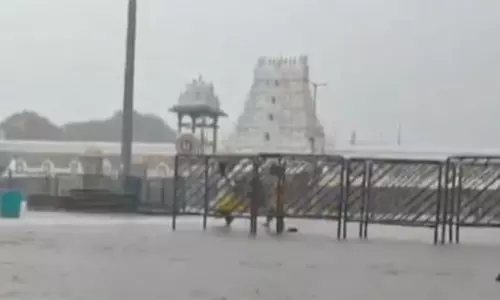 திருப்பதியில் தொடர் கனமழை - பக்தர்கள் அவதி திருப்பதியில் தொடர் கனமழை - பக்தர்கள் அவதி