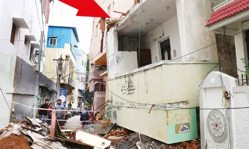 திருச்சியில் 2 மாடி வீடு மண்ணில் புதைந்ததால் பரபரப்பு