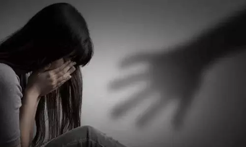 வீட்டில் தனியாக இருந்த பெண் கூட்டு பாலியல் வன்கொடுமை