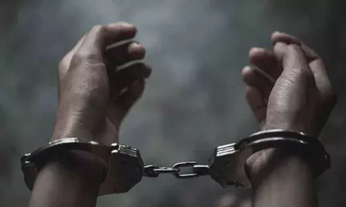 குடிபோதையில் கல்லூரி மாணவியை தாக்கிய கார் டிரைவர் கைது