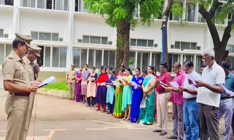 தூத்துக்குடியில் ஊழல் தடுப்பு விழிப்புணர்வு வார உறுதிமொழி ஏற்பு தூத்துக்குடியில் ஊழல் தடுப்பு விழிப்புணர்வு வார உறுதிமொழி ஏற்பு