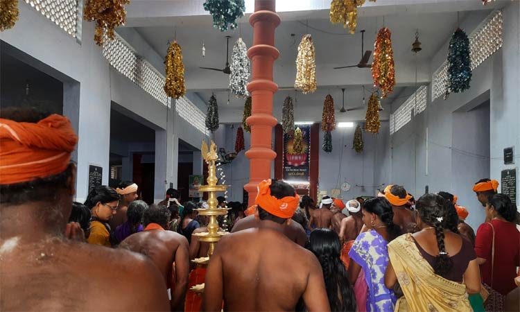 ஐப்பசி ஞாயிறு சிறப்பு வழிபாடு... முட்டப்பதி வைகுண்டசாமி கோவிலில் திரண்ட அய்யாவழி பக்தர்கள் ஐப்பசி ஞாயிறு சிறப்பு வழிபாடு... முட்டப்பதி வைகுண்டசாமி கோவிலில் திரண்ட அய்யாவழி பக்தர்கள்