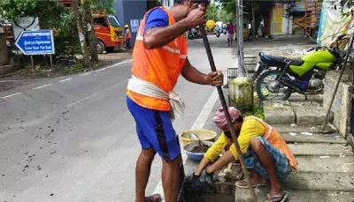 1,03,166 வண்டல் சேகரிப்புத் தொட்டிகளில் தூர் வாரும் பணிகள் தீவிரம் - சென்னை மாநகராட்சி 1,03,166 வண்டல் சேகரிப்புத் தொட்டிகளில் தூர் வாரும் பணிகள் தீவிரம் - சென்னை மாநகராட்சி