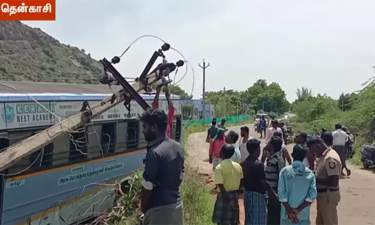 தென்காசி: அரசு பேருந்து மின்கம்பத்தில் மோதி விபத்து - 30 பயணிகள் காயம் தென்காசி: அரசு பேருந்து மின்கம்பத்தில் மோதி விபத்து - 30 பயணிகள் காயம்