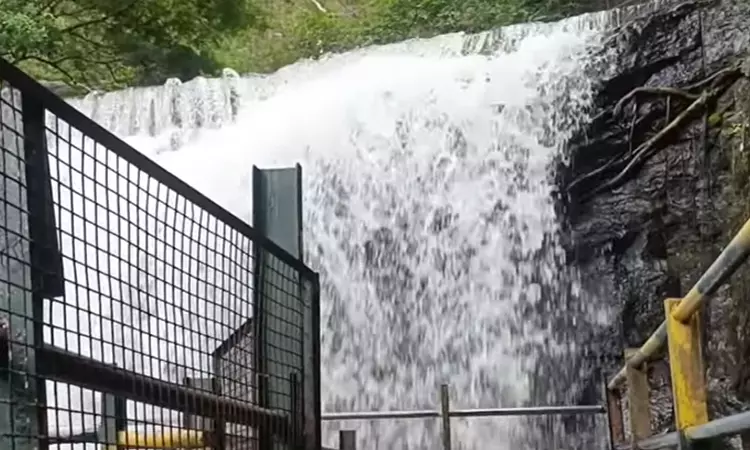 சுருளி அருவியில் குளிக்க 9-வது நாளாக தடை - சுற்றுலா பயணிகள் ஏமாற்றம்