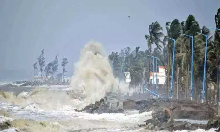 அடுத்த 12 மணி நேரத்தில் ஆழ்ந்த காற்றழுத்த தாழ்வு மண்டலம் புயலாக வலுவடையும்:  வானிலை மையம்