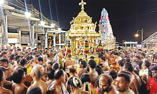 திருச்செந்தூரில் கந்தசஷ்டி விழா கோலாகலம்; தங்க தேரில் சுவாமி வீதிஉலா