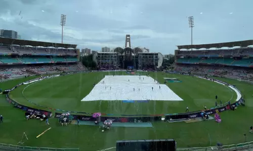 மழையால் இந்தியா - வங்காளதேசம் போட்டிக்கான டாஸ் போடுவதில் தாமதம்